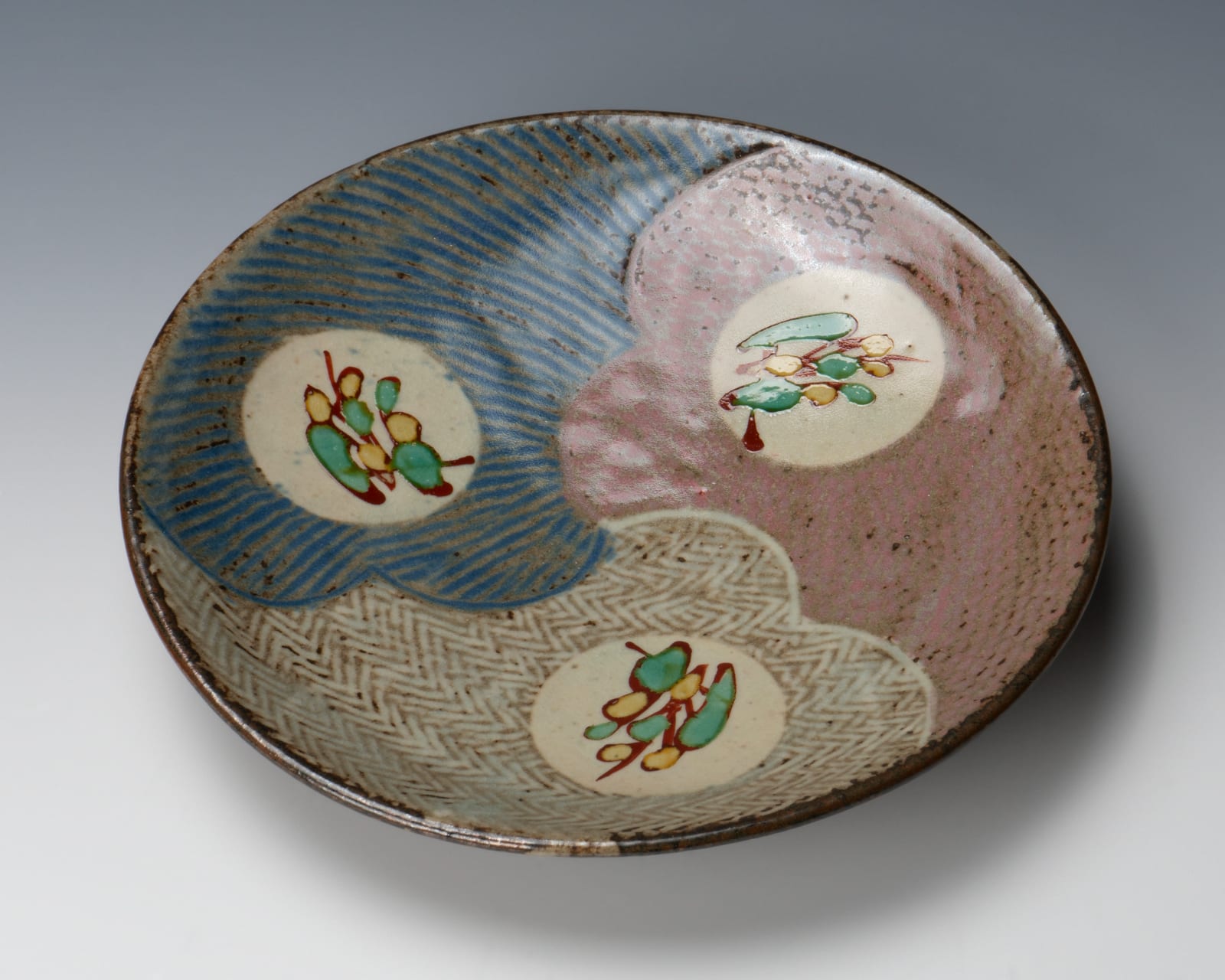 Shimaoka Tatsuzo 島岡達三, Plate with inlaid and overglaze enamel (Aka-e) floral design
