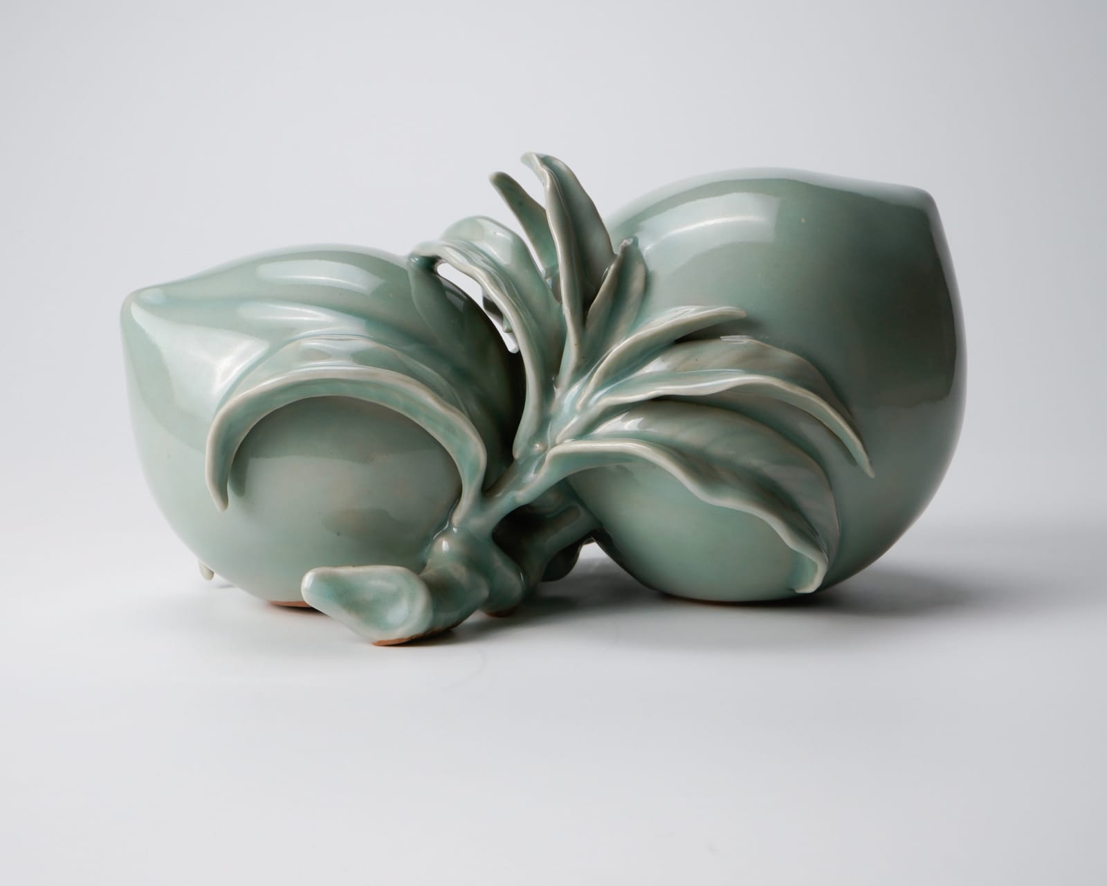 KUSUBE Yaichi 楠部彌弌, Peach shaped celadon ornament