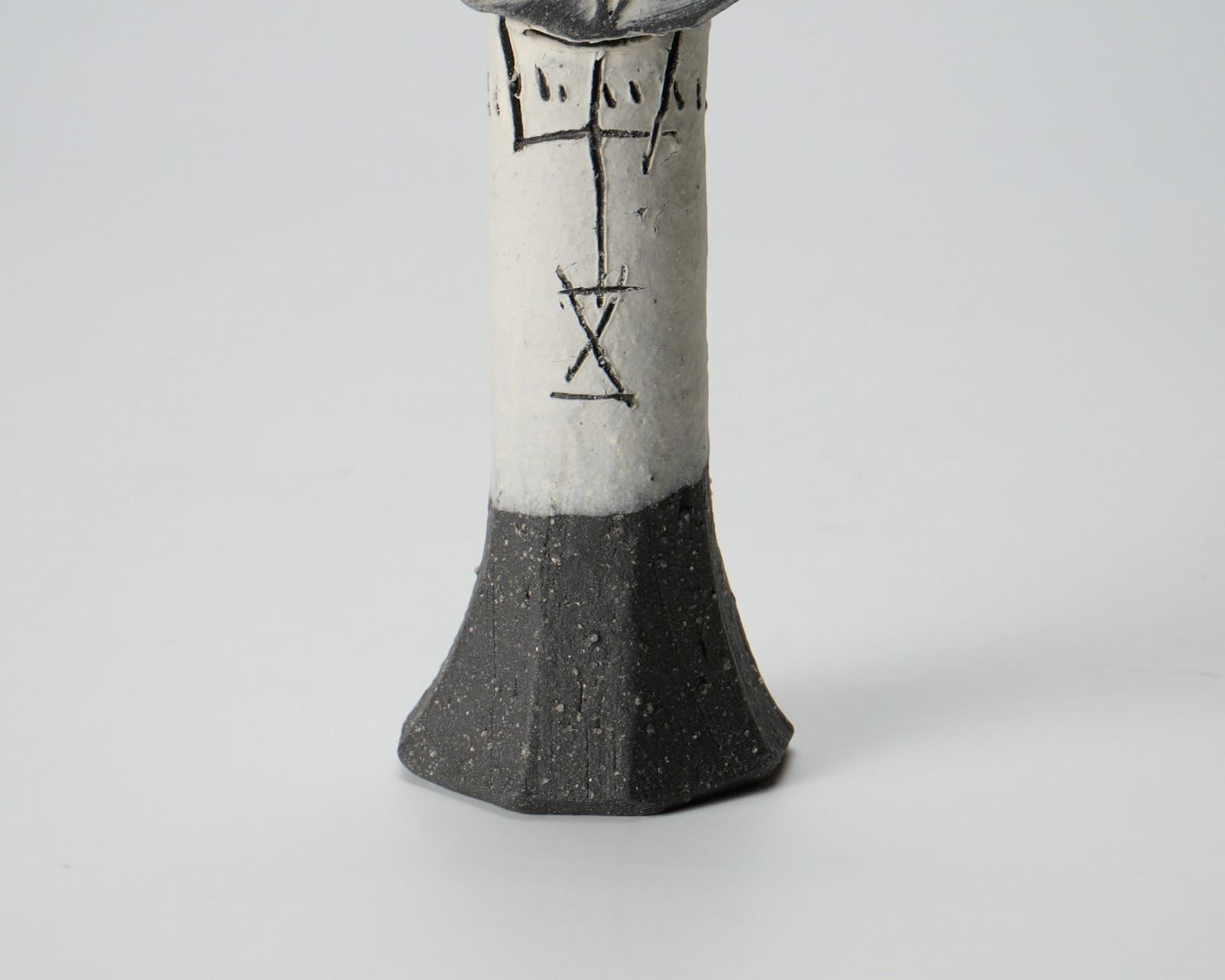 Kato Kiyoyuki 加藤清之, No. 1 Flower vessel with white glaze on black clay 花入