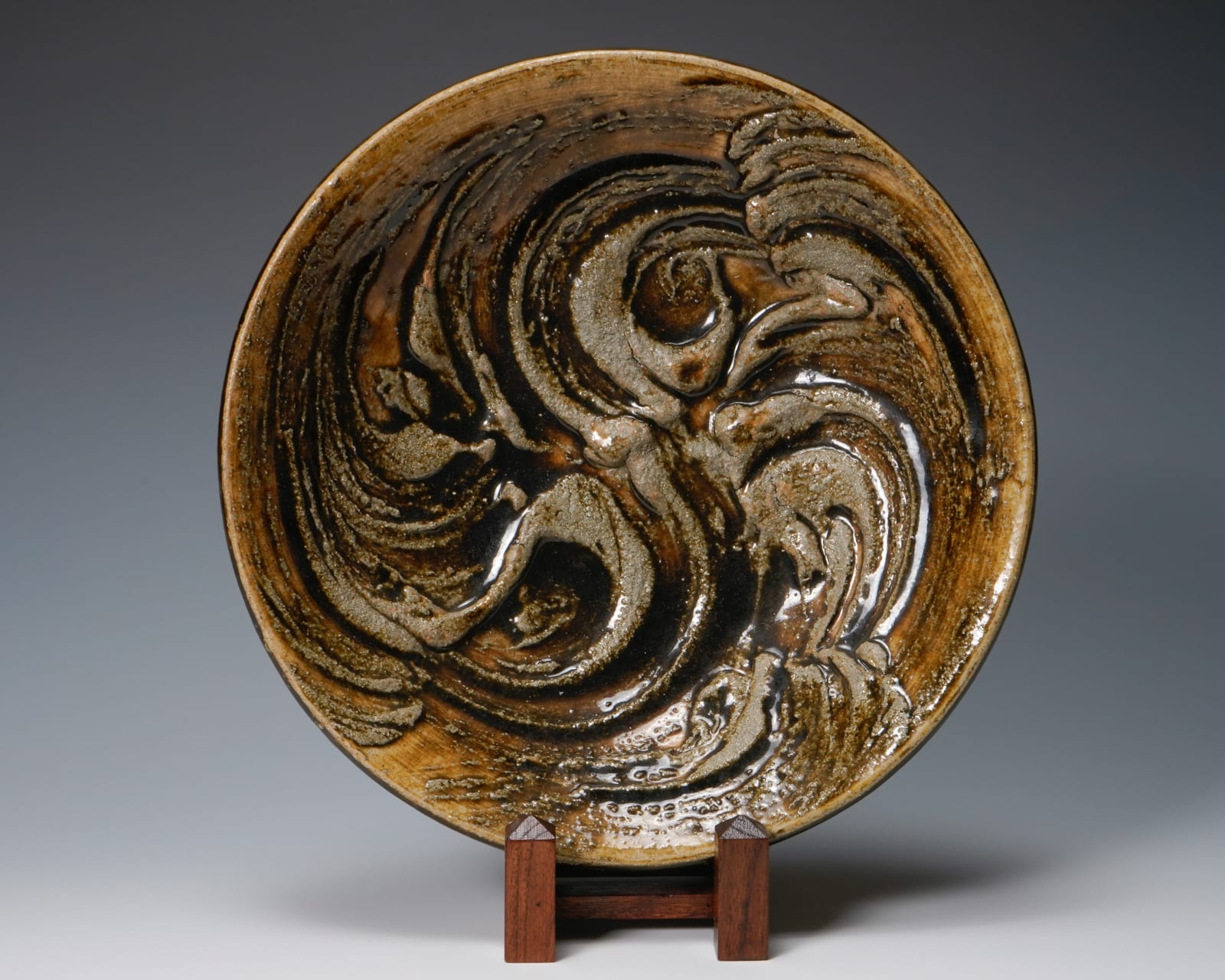 Kawai Kanjiro 河井寛次郎, Dish with brushed hakeme over yellow glazed clay, 1955
