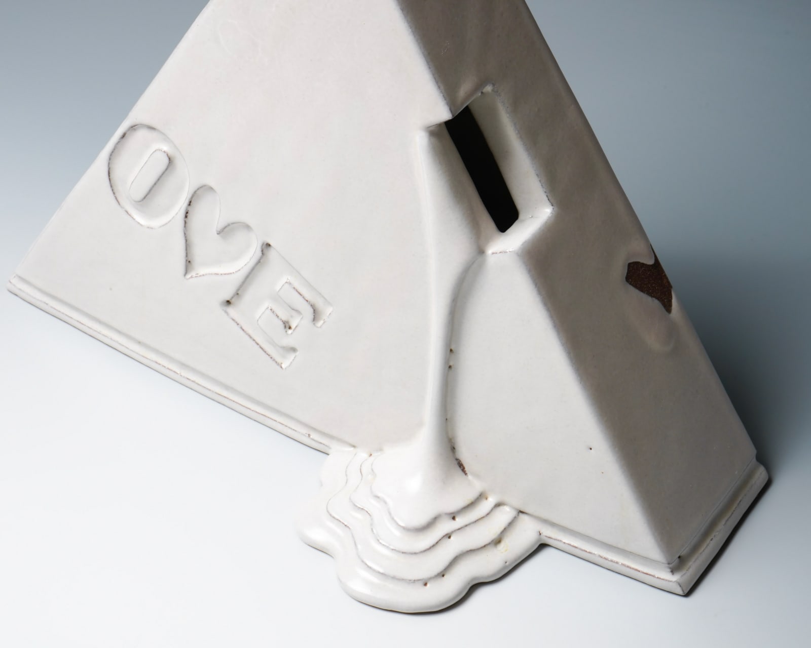 Miwa Ryosaku 三輪龍作, Hagi White Glazed Sculpture "LOVE" (Triangle), 1993