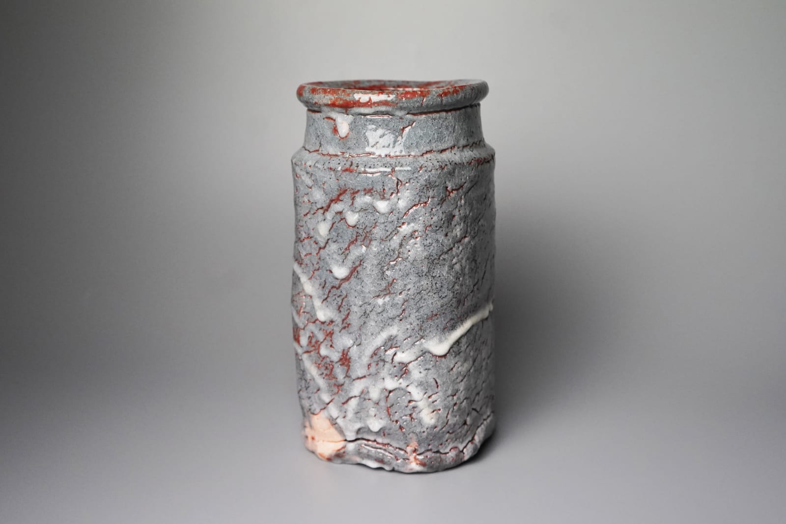 Wakao Toshisada 若尾利貞, Gray Shino "Hanging" Flower Vase 鼠志野花生