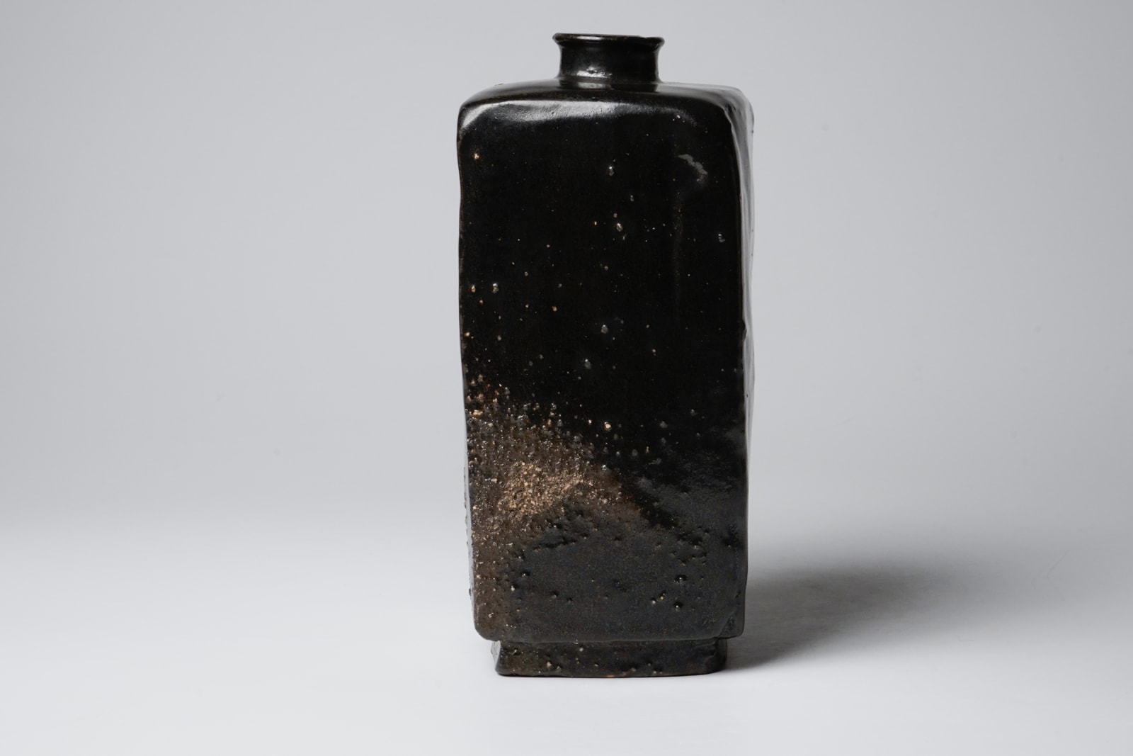 KOBAYASHI Togo 小林東五, Square bottle with black iron glaze 黒四方花入
