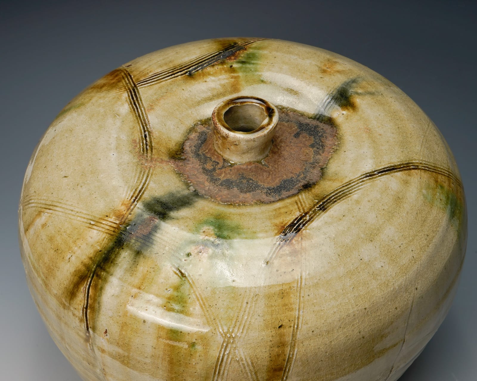 Tsuboshima Dohei 坪島 圡平, Large jar with ash glaze and comb-mark decoration, 1990's