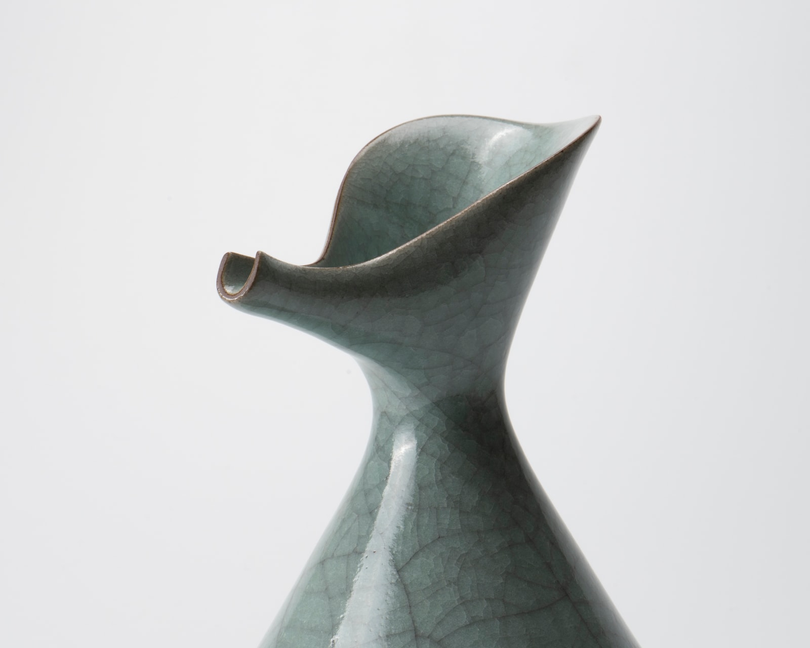 Yoshida Shuhei 吉田周平, Celadon spouted flower vase, 2023