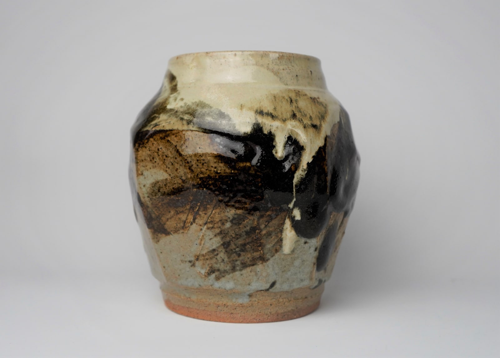 Murata Gen 村田 元, Faceted Jar, Black on Rice Husk Glaze 糠白釉黒文面取壺