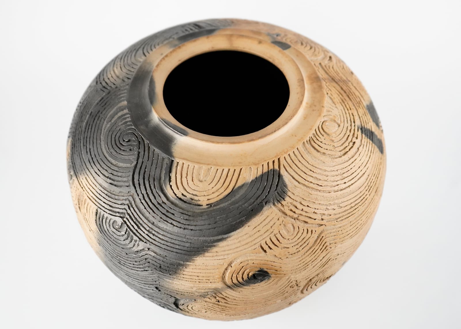 Sakata Jinnai 坂田 甚内, Jar with smoke and incised decorated wave patterns 黒陶波状文壺