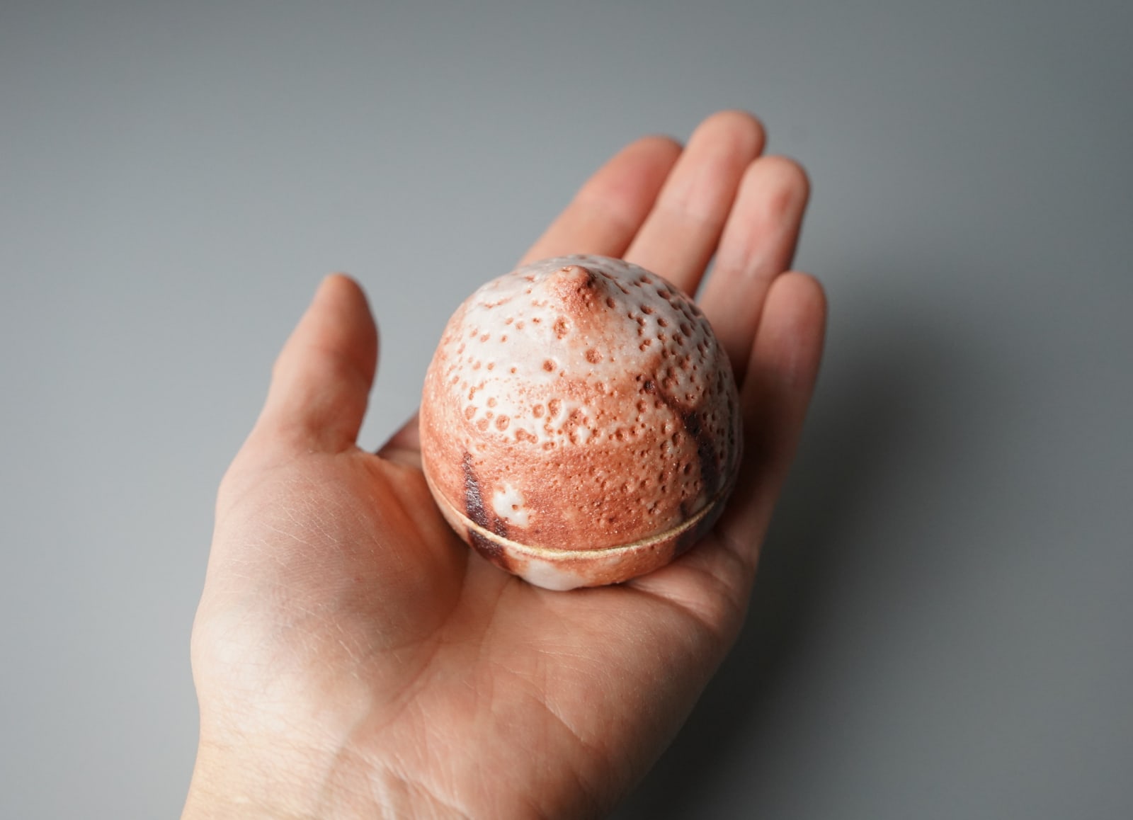 Wakao Toshisada 若尾利貞, Shino Incense Box 志野香合