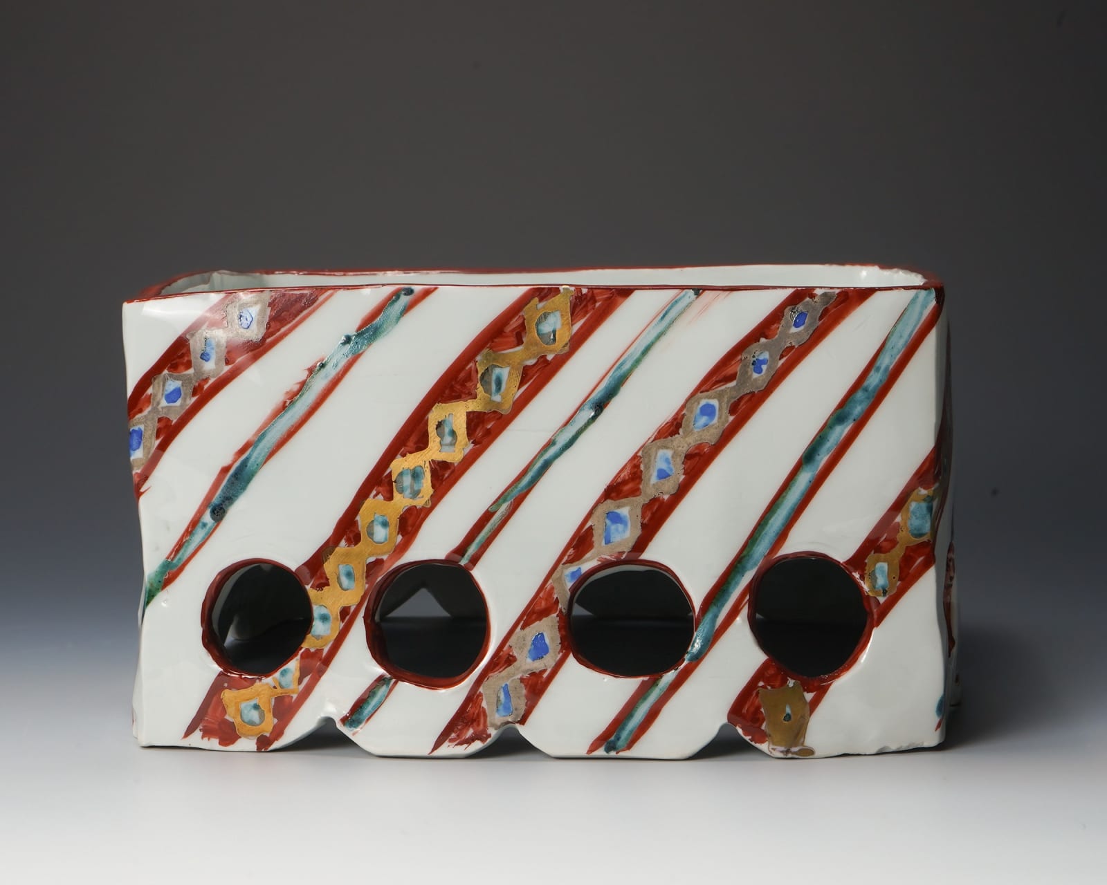 Tsuboshima Dohei 坪島 圡平, Square bowl with Aka-e (red overglaze enamel)