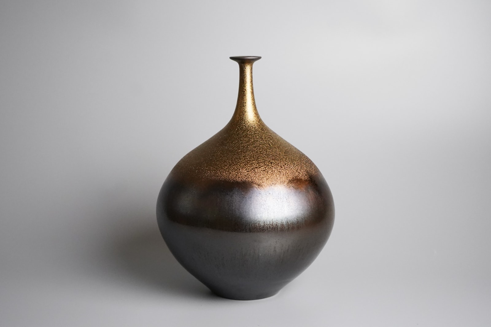 Miyamura Hideaki 宮村 秀明, Vase with Gold and Black Glaze
