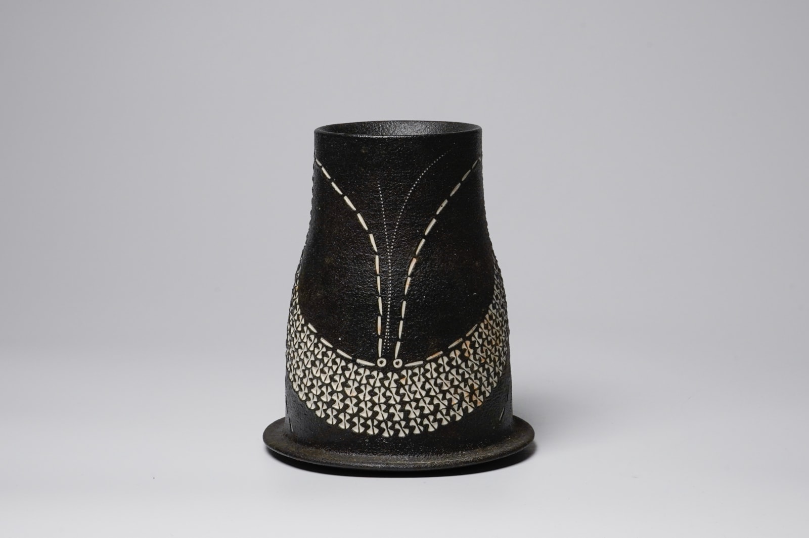 Kondo Yutaka 近藤豊, Flower Vase with Slip Stencil