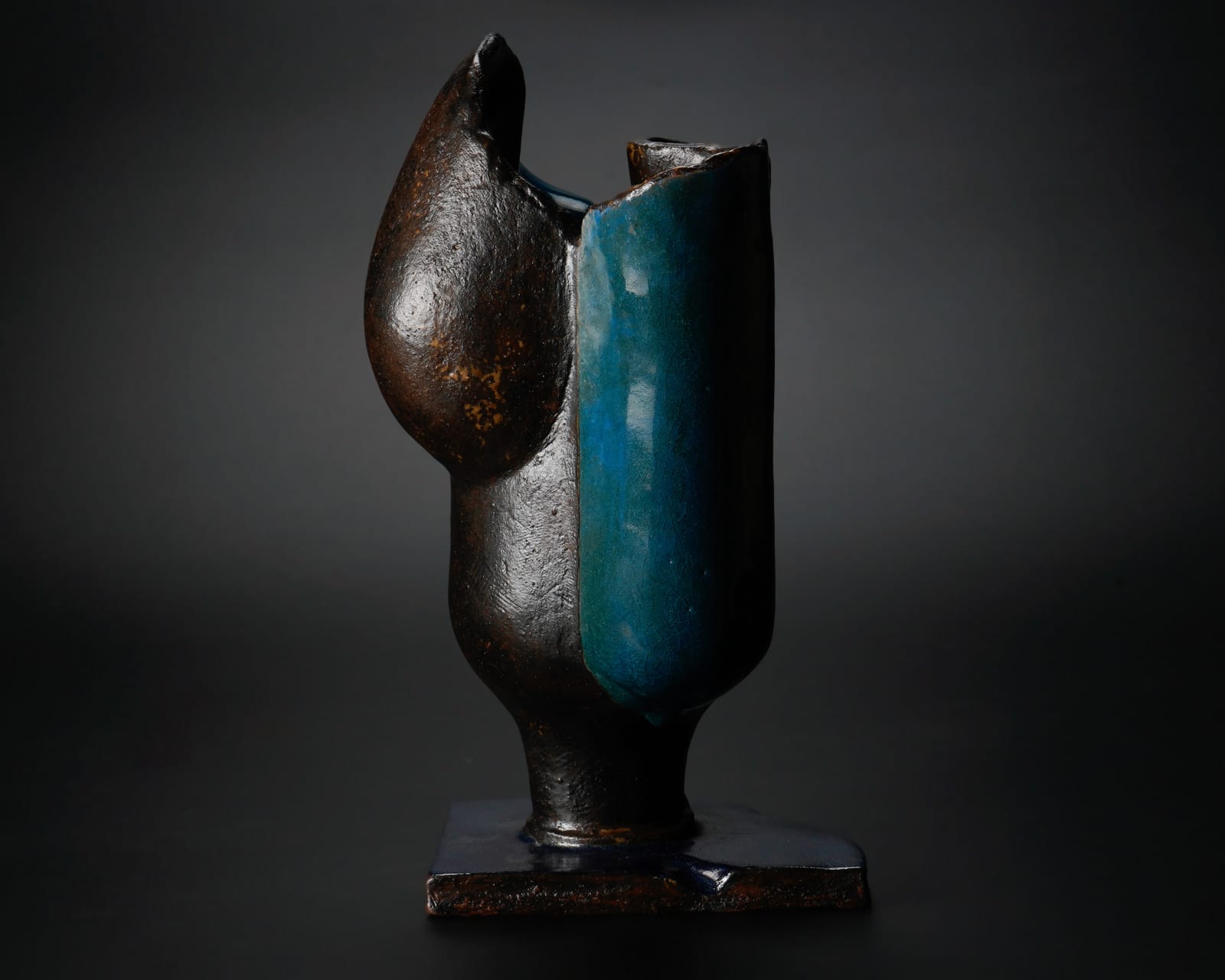 Yanagihara Mutsuo 柳原睦夫, Topological Vessel: The Sound of a Pulse (standing vase with azure glaze) 碧釉トポロ立壺"鼓動を聴く'", 2020