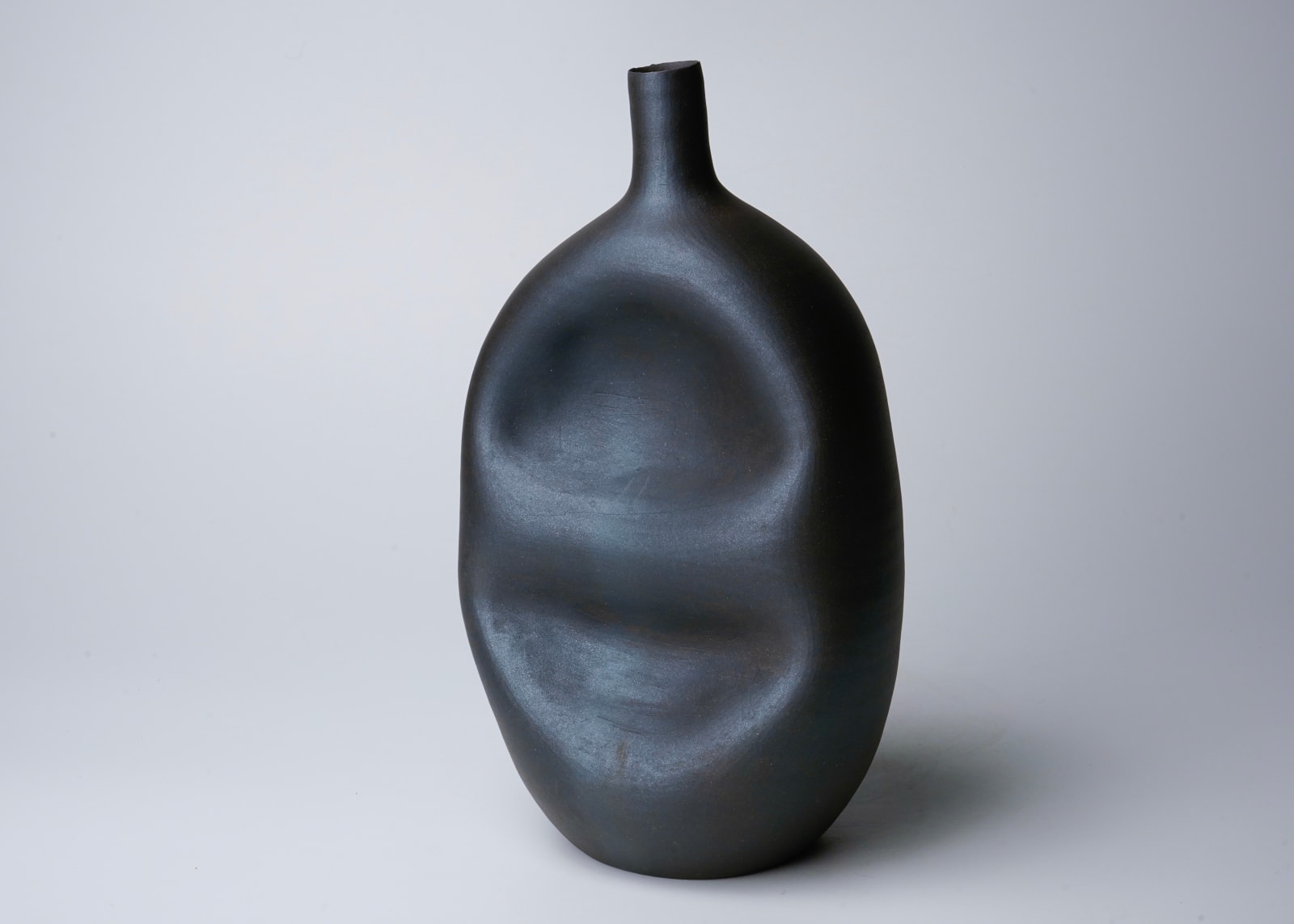 Yagi Kazuo 八木一夫, Black flower vase 黒陶黒い壺花器