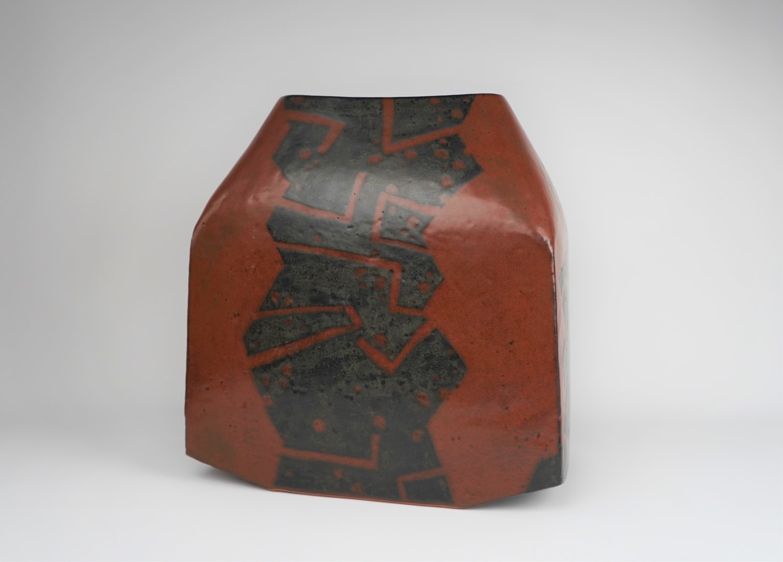 Morino Taimei 森野泰明, Rust Red Iron Glazed Square Jar 黒銹扁壺, 1982