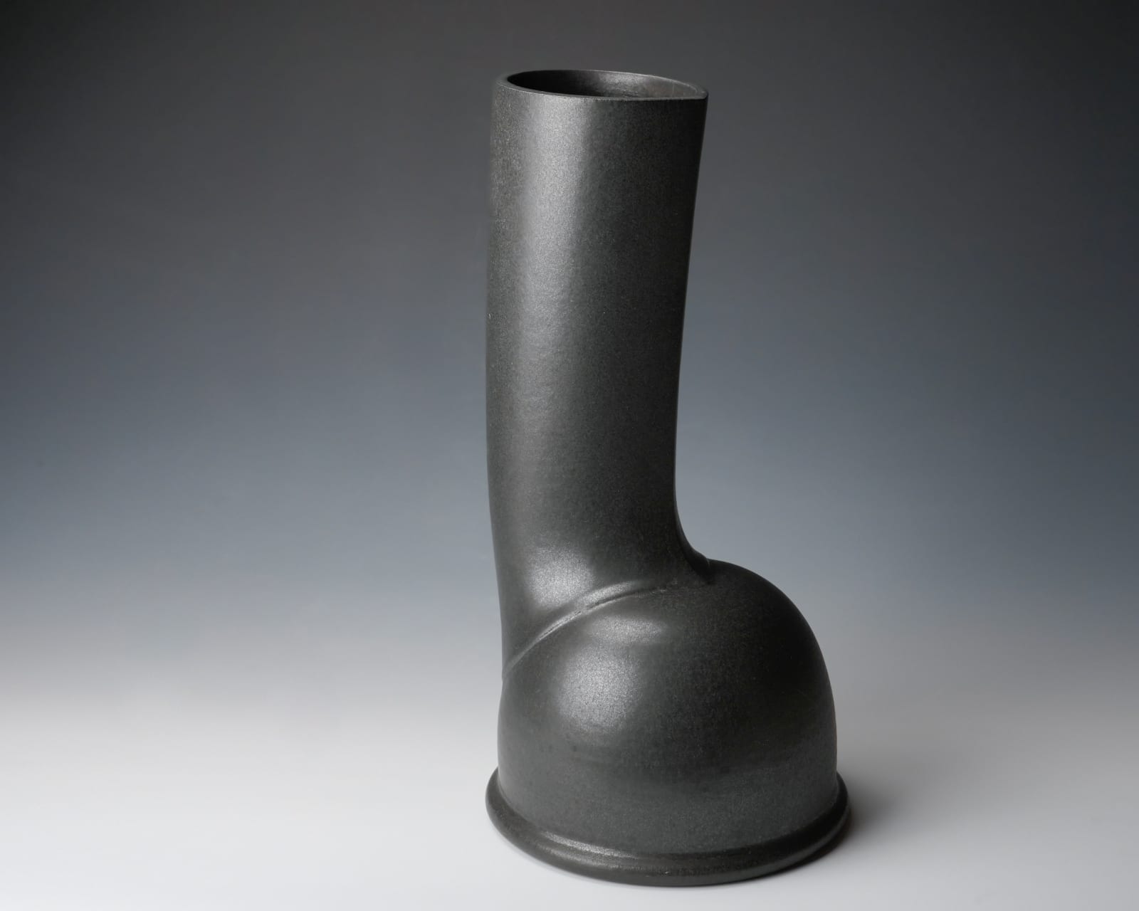 Shibata Shigeru 柴田繁, Black Glazed Vase 黒釉花器”起”, cia 1978