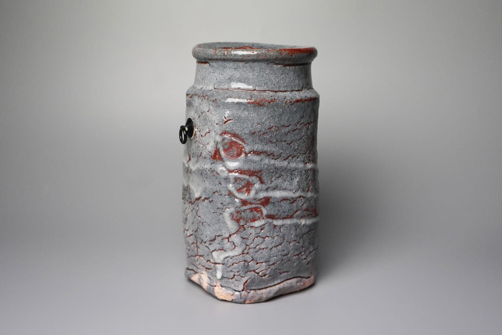 Wakao Toshisada 若尾利貞, Gray Shino "Hanging" Flower Vase 鼠志野花生