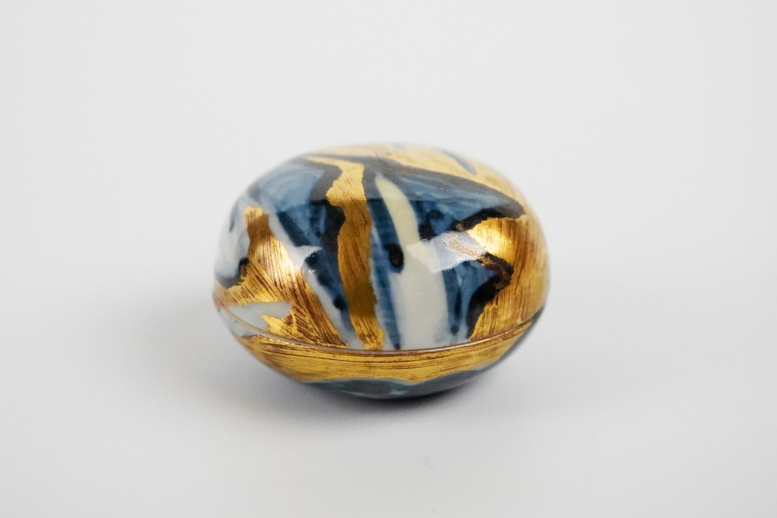 Kondo Yuzo 近藤悠三, Blue and White Box with Gold Overglaze showing a Mountain Range Scene 山染付金彩香合, 1980's