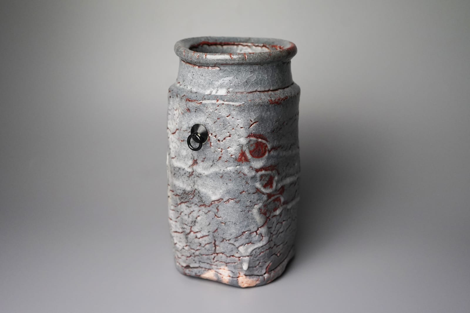 Wakao Toshisada 若尾利貞, Gray Shino "Hanging" Flower Vase 鼠志野花生