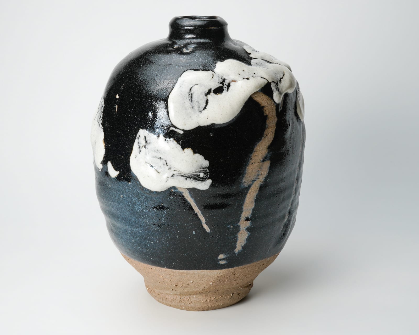 Shimizu Uichi 清水 卯一, Flat jar with white glaze on gloss iron glaze 鉄耀白流扁壺