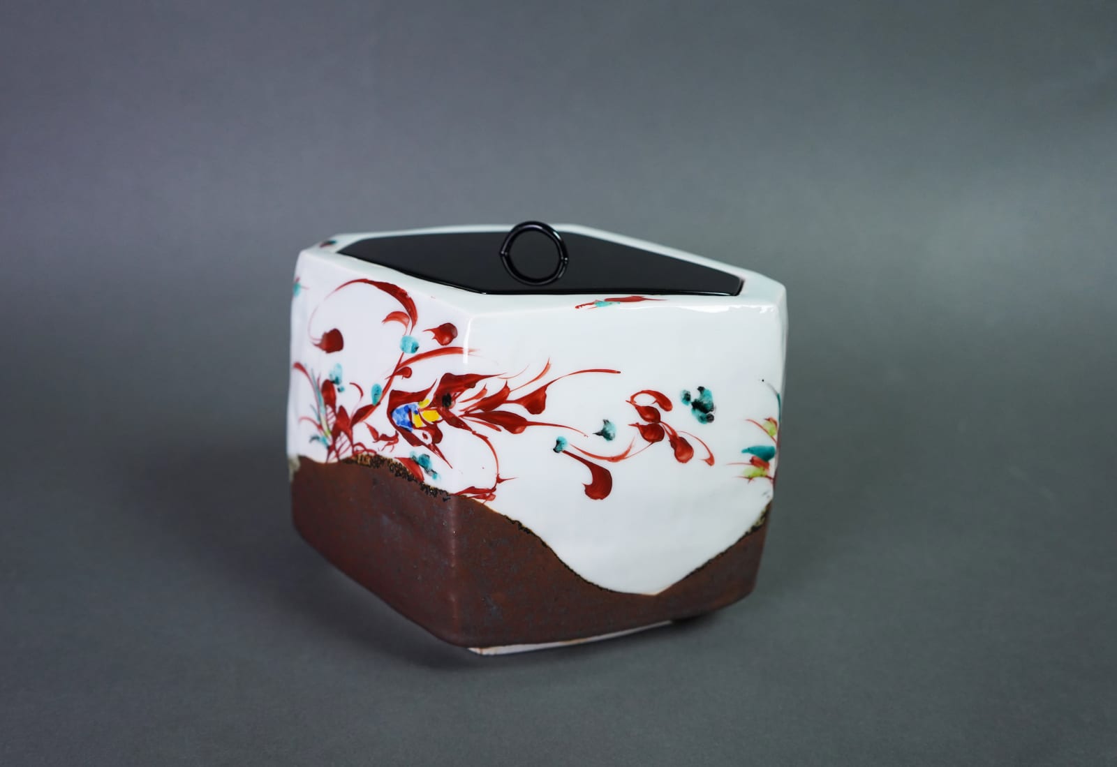 Tsuboshima Dohei 坪島 圡平, Diamond Shaped Water Jar With Red Enamel 赤絵菱水指 , 2000's