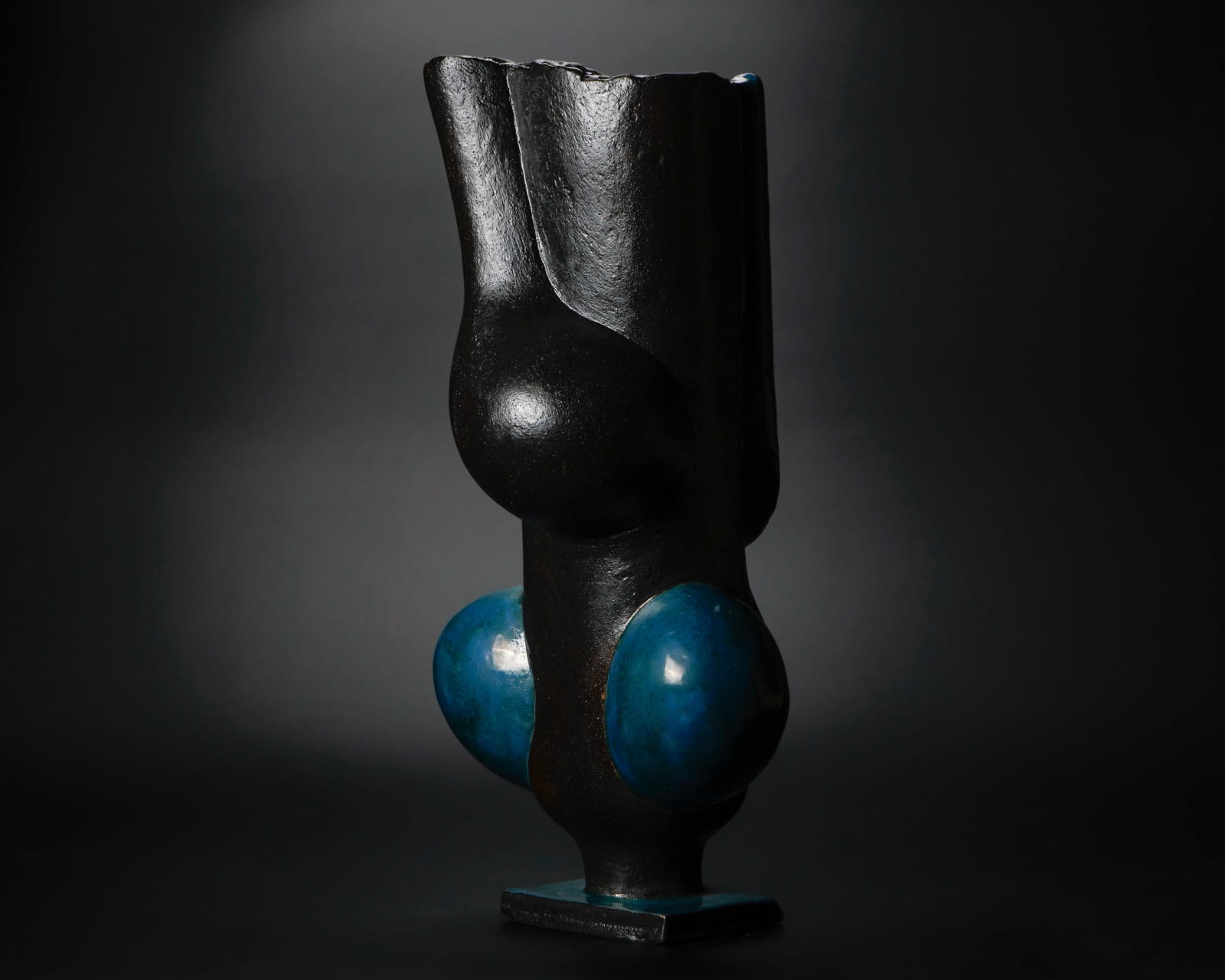 Yanagihara Mutsuo 柳原睦夫, Topological Vessel: The Sound of a Pulse (standing vase with azure glaze) 碧釉 トポロ立壺'"鼓動を聴く", 2016-2017