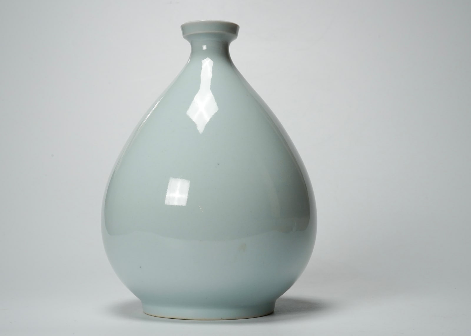 Ahn Dong-Oh 안동오 (An Togo 安東五), Flower Vase 白磁瑠璃釉瓶