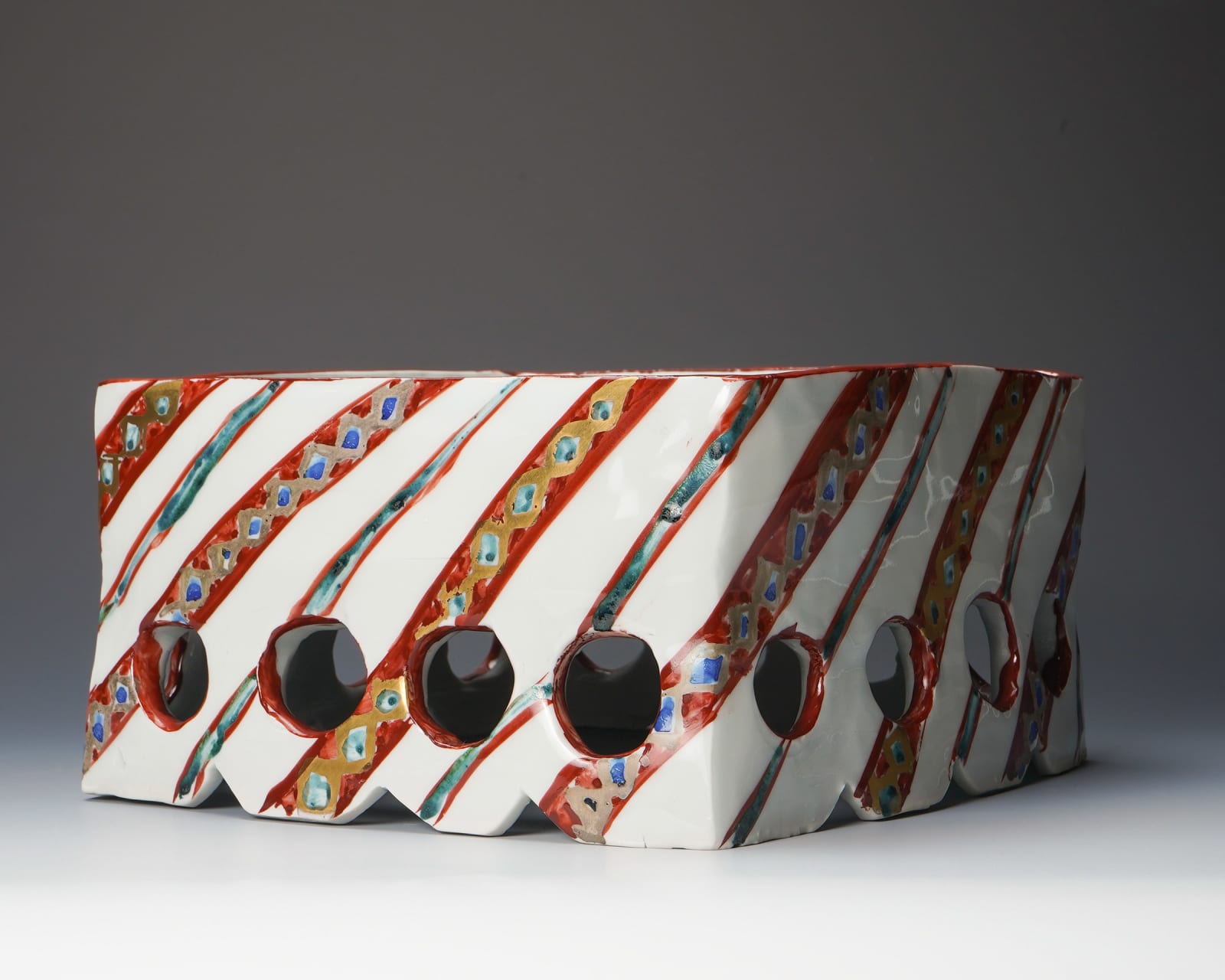 Tsuboshima Dohei 坪島 圡平, Square bowl with Aka-e (red overglaze enamel)