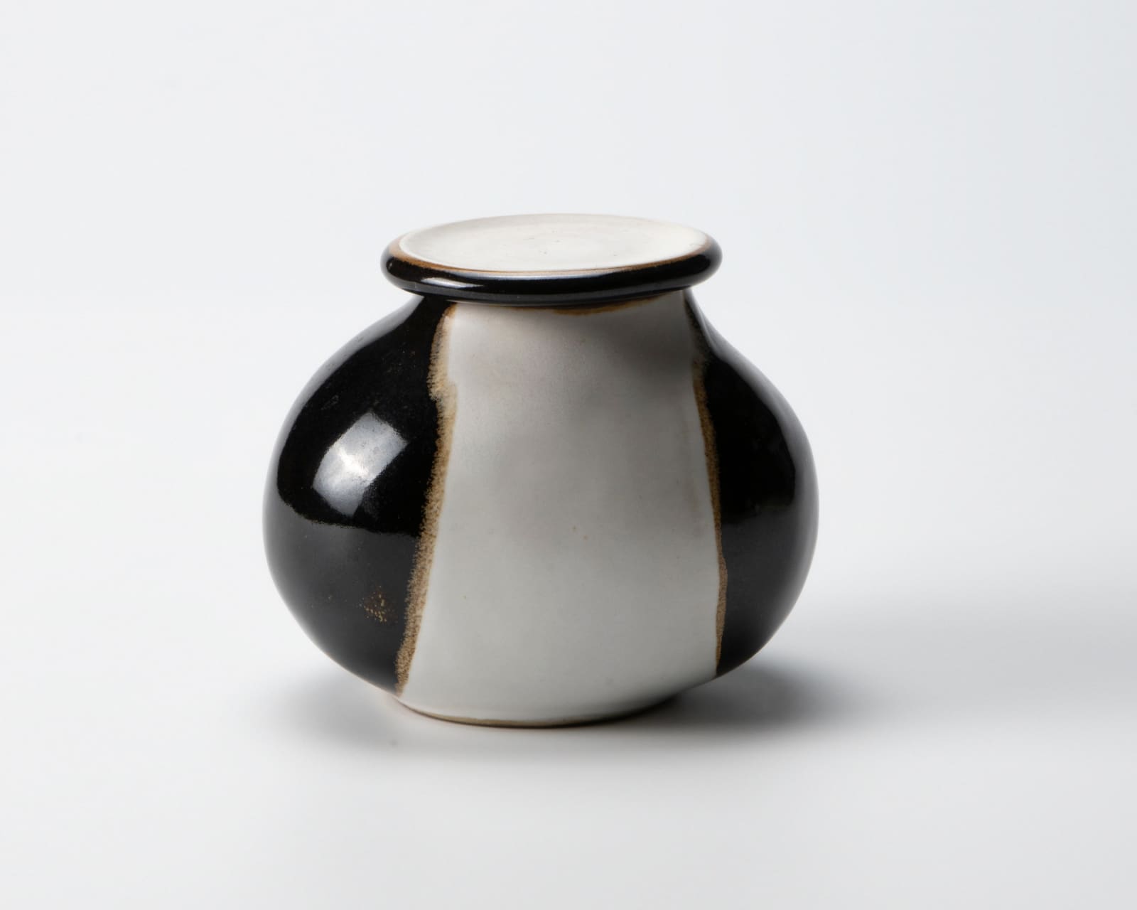 Yanagihara Mutsuo 柳原睦夫, "Eggplant" tea caddy with white glaze, 2010-2013