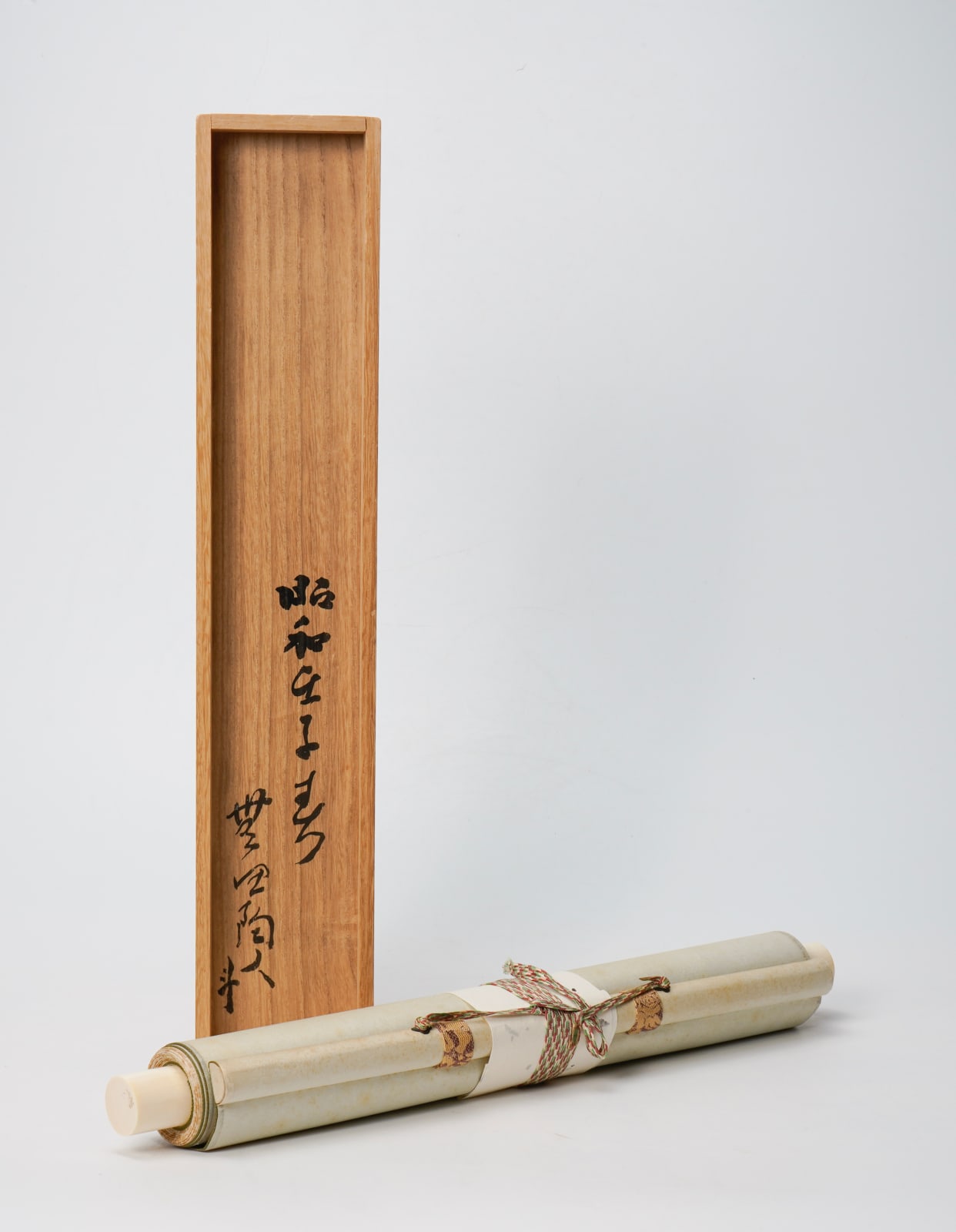 Arakawa Toyozo 荒川豊蔵, Hanging scroll: 竹上下有節 Takeni jogeno fushiari "The bamboo has joints from top to bottom", 1972
