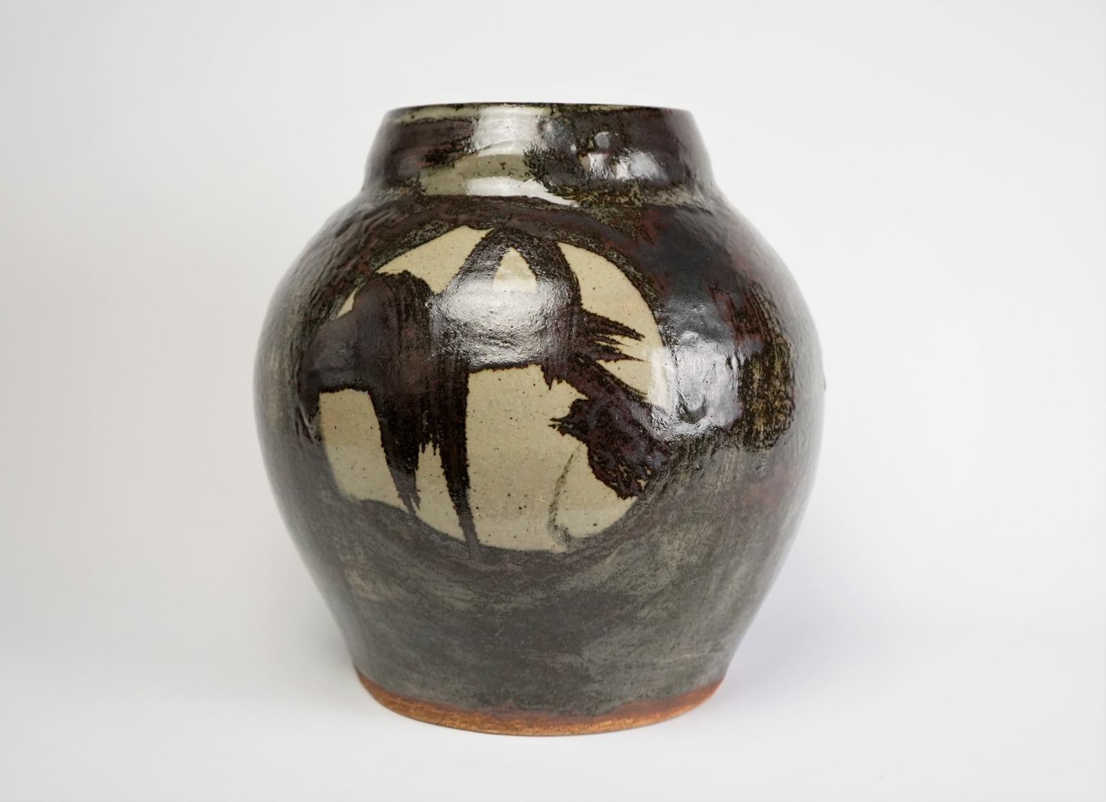 Murata Gen 村田 元, Iron Glazed Jar with Round Design 鉄砂丸文壺, 1970’s