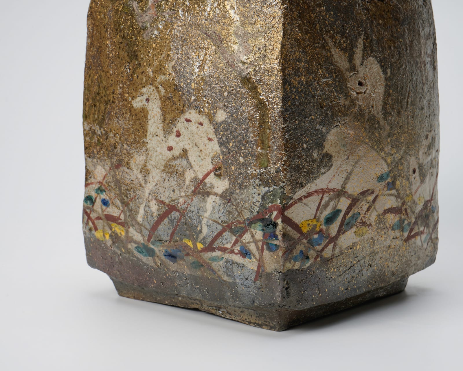 Tsuboshima Dohei 坪島 圡平, Golden water jar with inlaid deers and rabbits 金露彩象嵌 鹿兎文水指