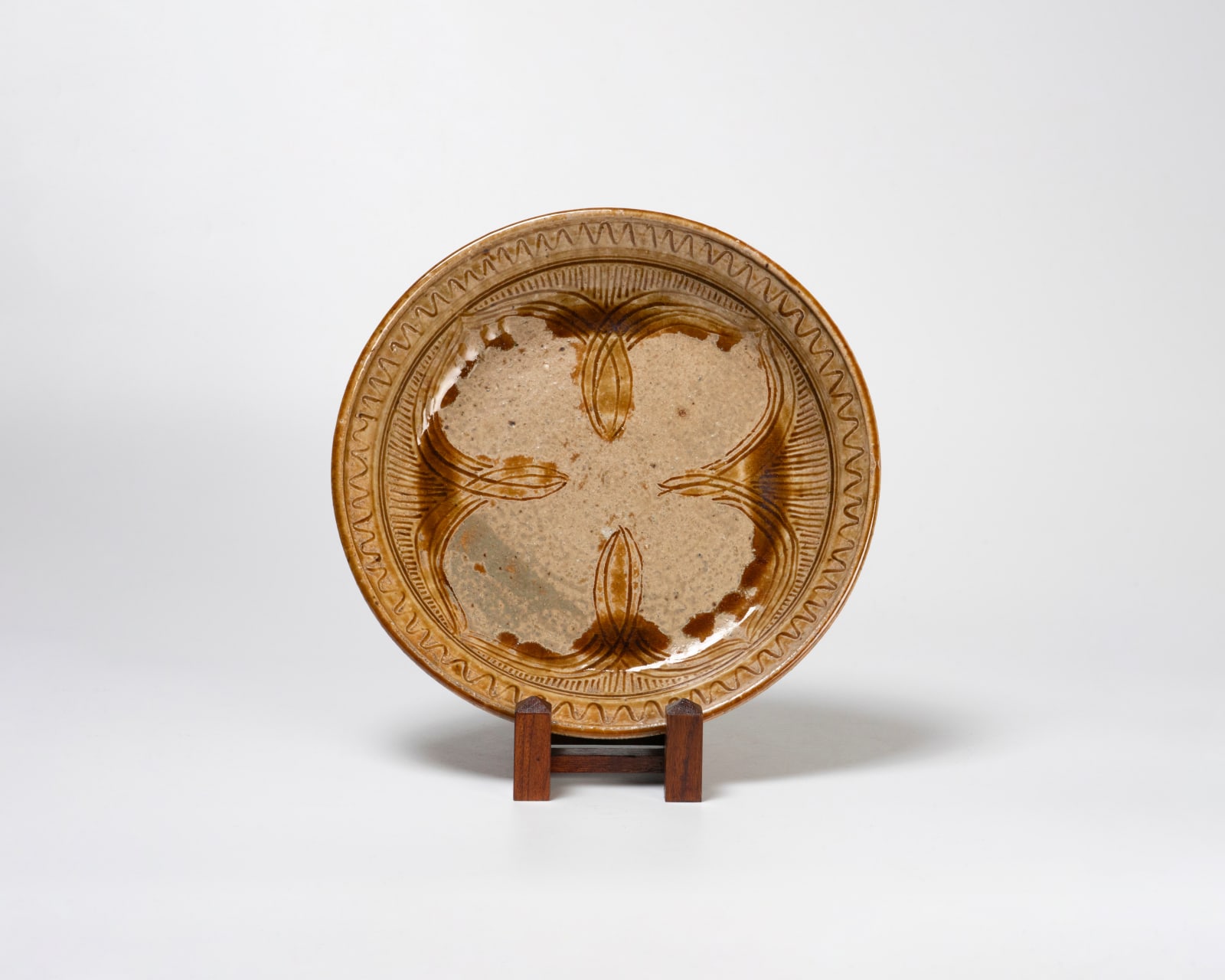 Yasuhara Kimei 安原喜明, Plate with drawing 皿 ヘラ描文