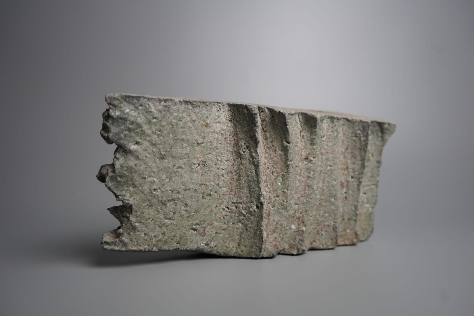 Koyama Yasuhisa 神山易久, Faceted Vase with Shigaraki Natural Glaze 信楽自然釉面取花入