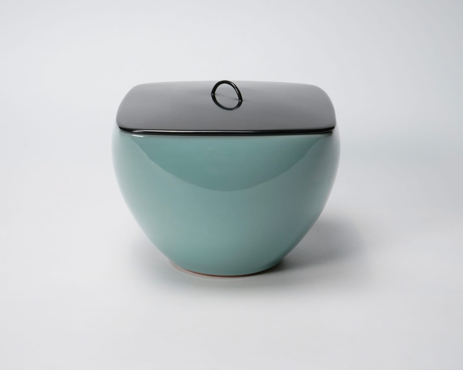 SUWA Sozan Ⅲ 三代 諏訪 蘇山, Squared celadon water jar 青磁角水指