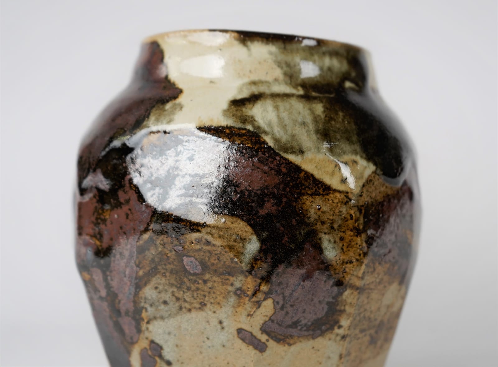 Murata Gen 村田 元, Faceted Jar, Black on Rice Husk Glaze 糠白釉黒文面取壺