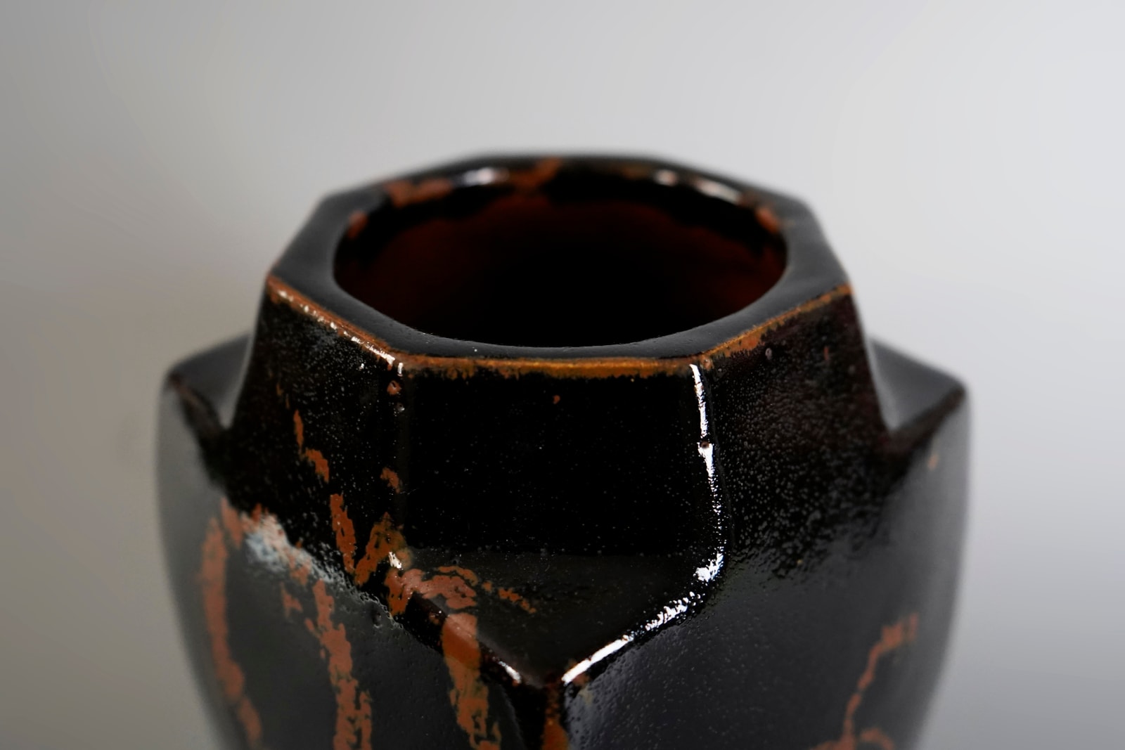 Hamada Shoji 濱田庄司, Black Glazed Jar with Persimmon Glaze Trailing 黒釉錆流掛方壺
