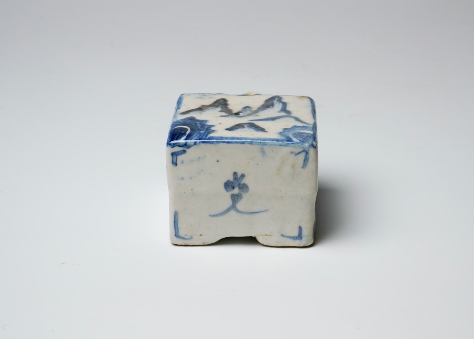 Square shaped water dropper with sometsuke 李朝角形染付水滴, Joseon dynasty
