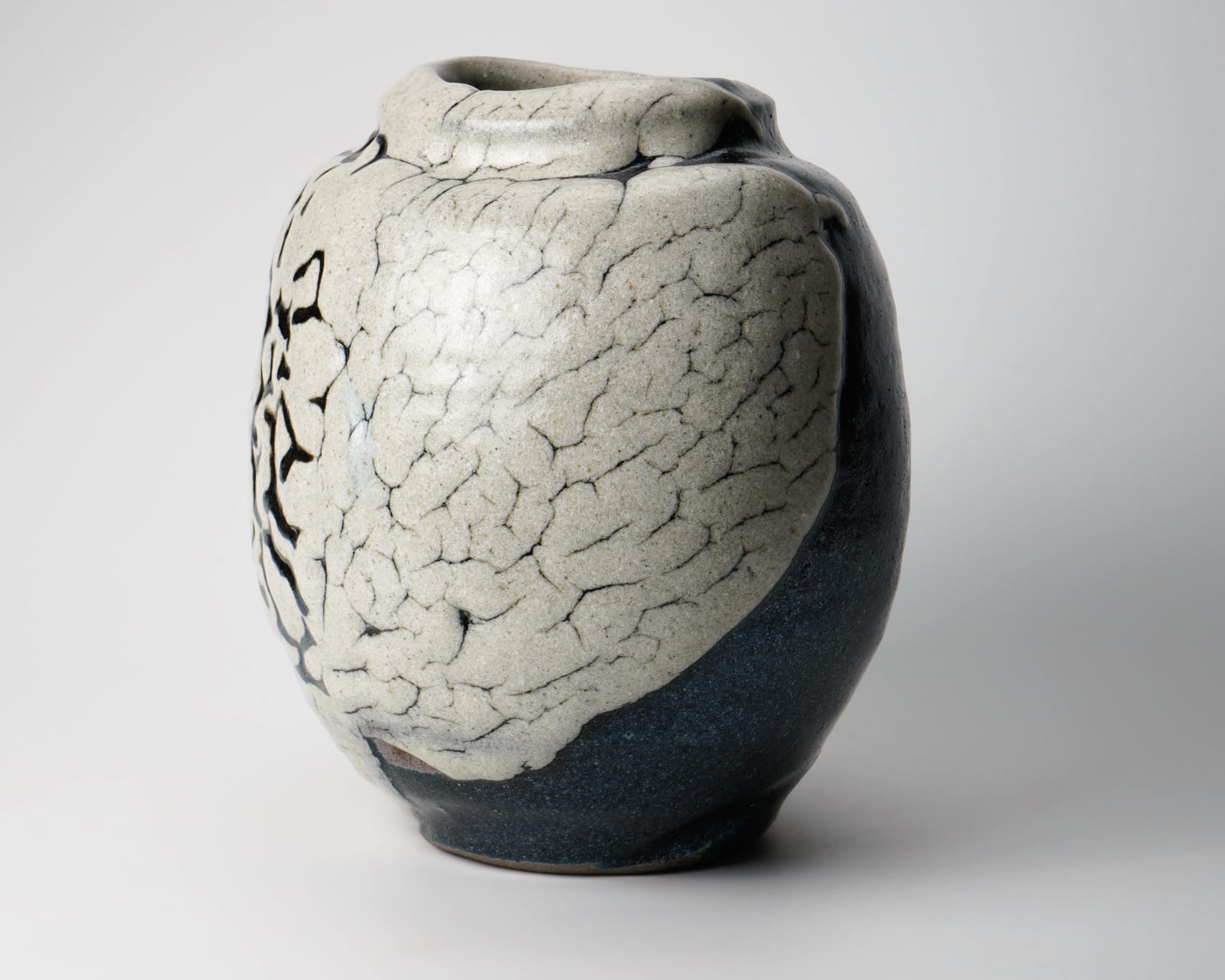 Shimizu Uichi 清水 卯一, Flat jar with white glaze