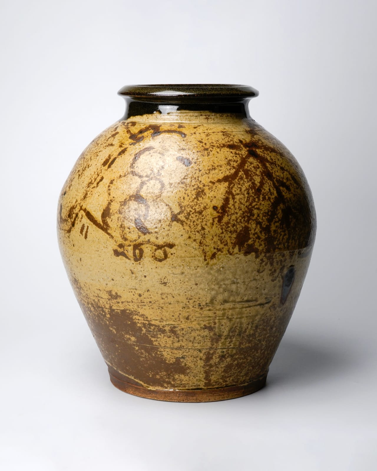 Murata Gen 村田 元, Ash Glazed Iron Jar with Grape Drawing 灰釉葡萄文壺