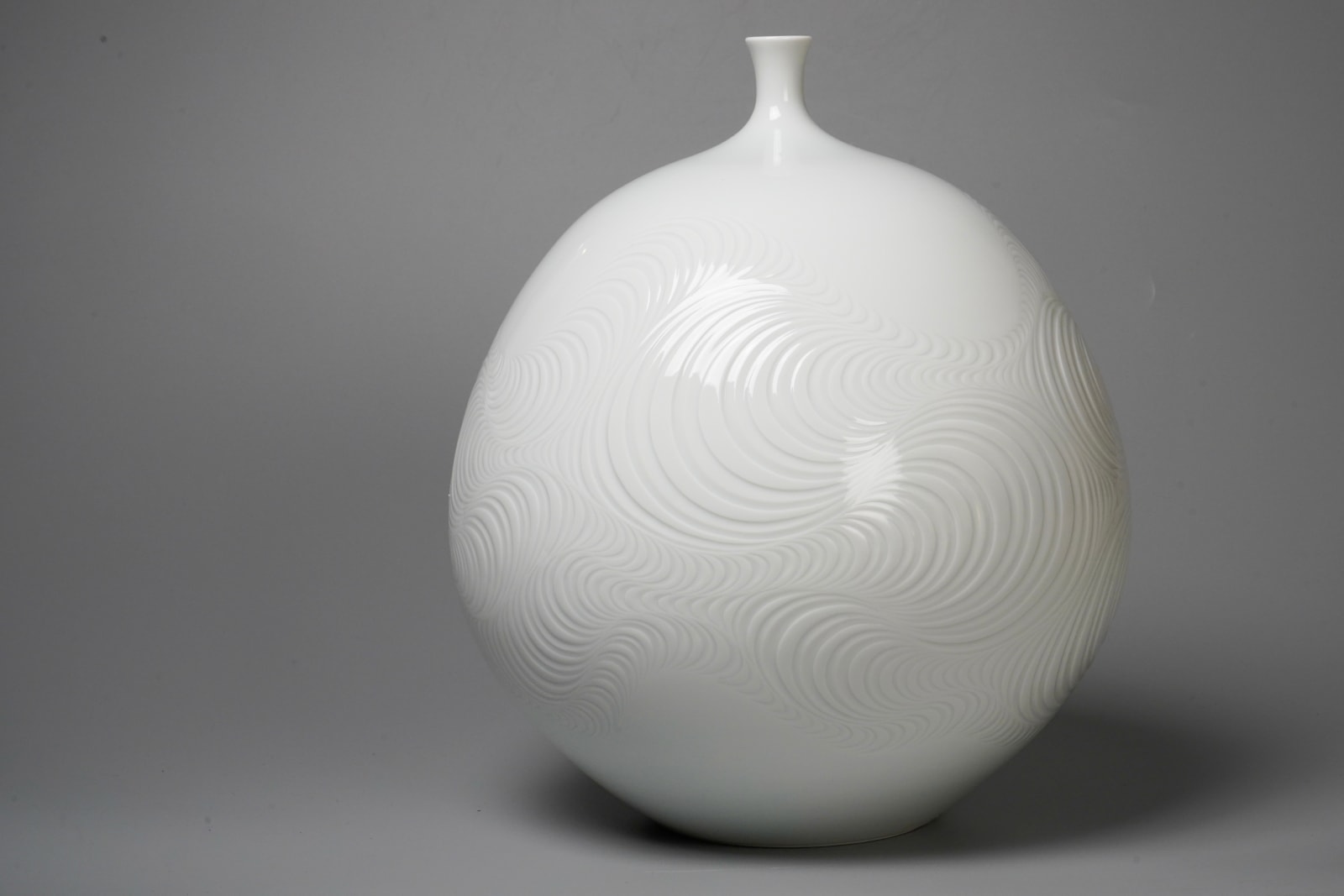 Shumei Fujii 藤井朱明, White Porcelain Jar with Carved Design 白磁潮彫壷