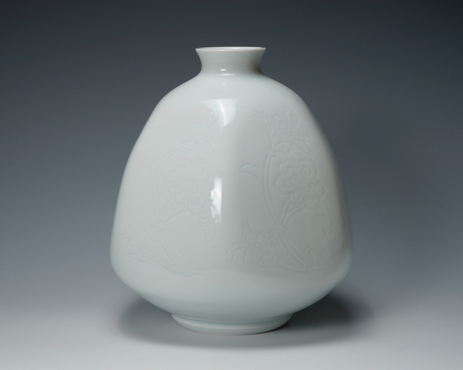Inoue Manji 井上萬二, Faceted white porcelain jar with incised peony motifs 白磁牡丹彫文面取