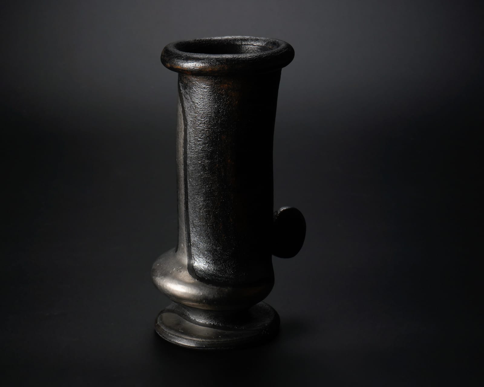 Yanagihara Mutsuo 柳原睦夫, Silver Oribe flower vase with lugs 銀オリベ耳付筒花入, 2020