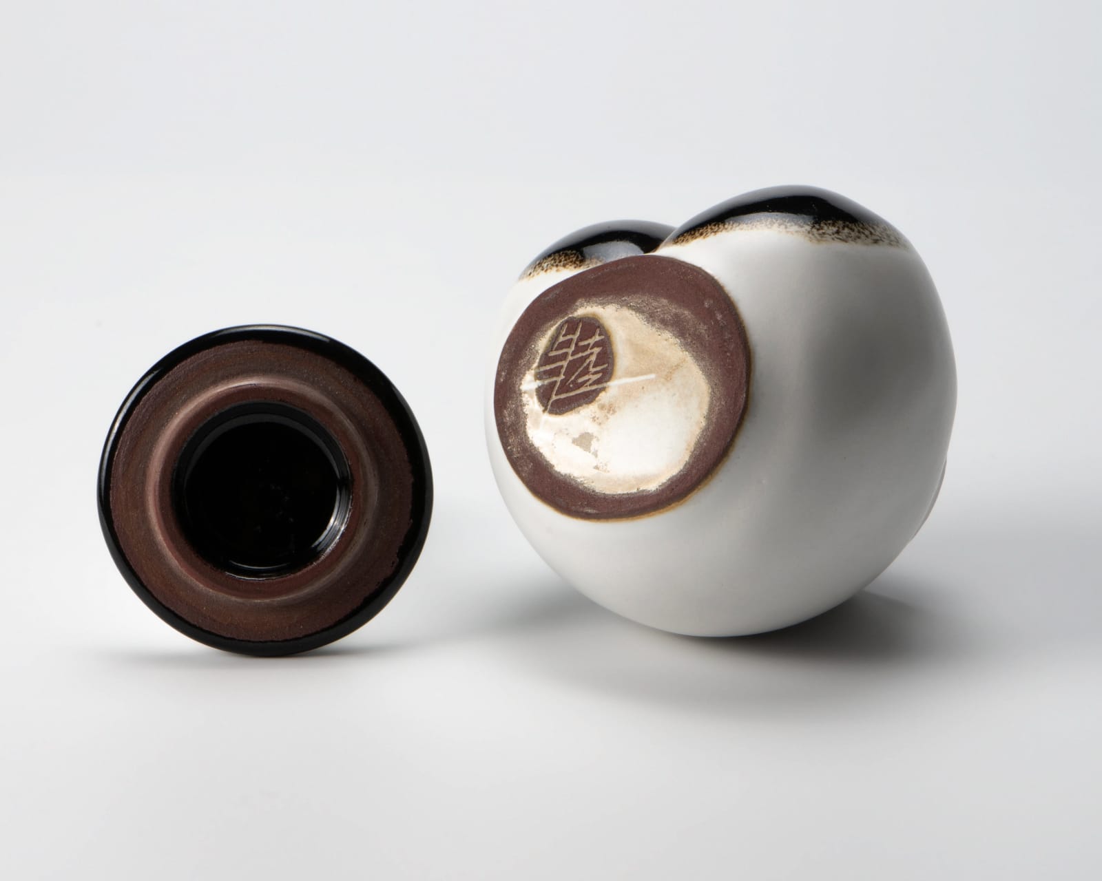 Yanagihara Mutsuo 柳原睦夫, "Eggplant" tea caddy with white glaze 白釉蓋器, 2010-2013