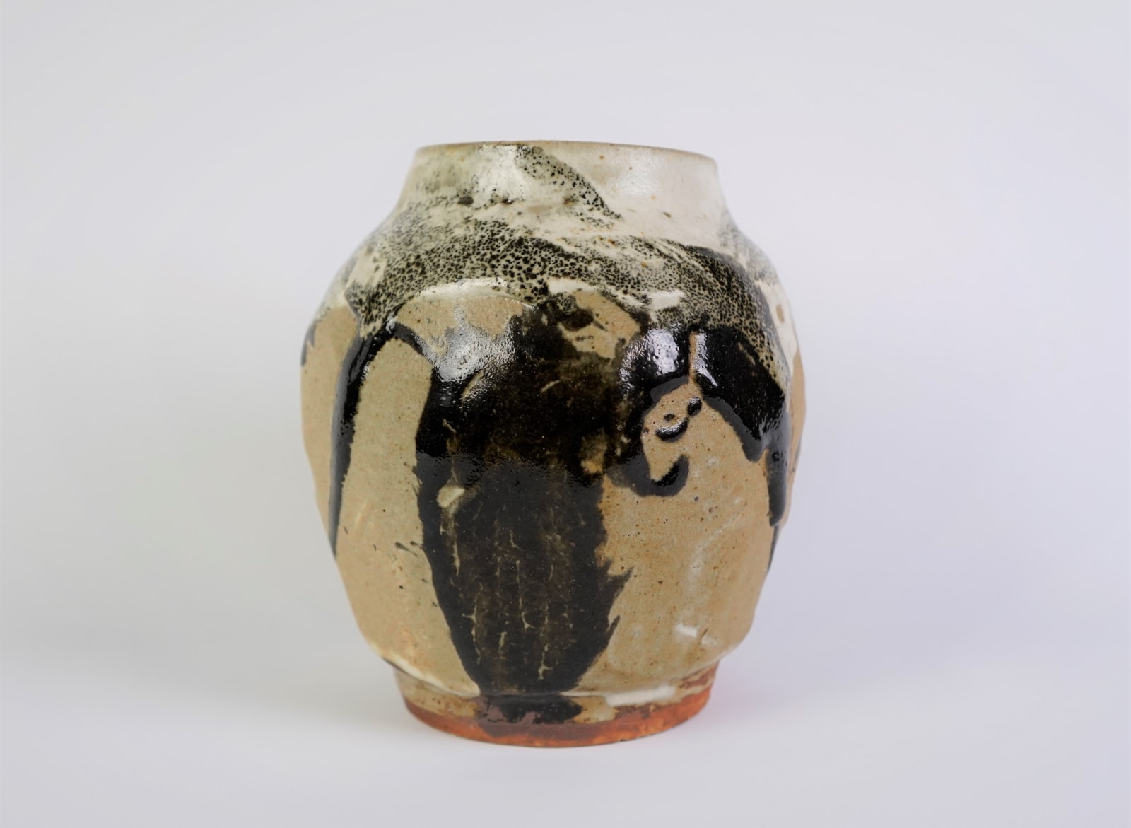 Murata Gen 村田 元, Faceted Jar, Iron on Rice Husk Glaze 糠白釉黒文面取壺