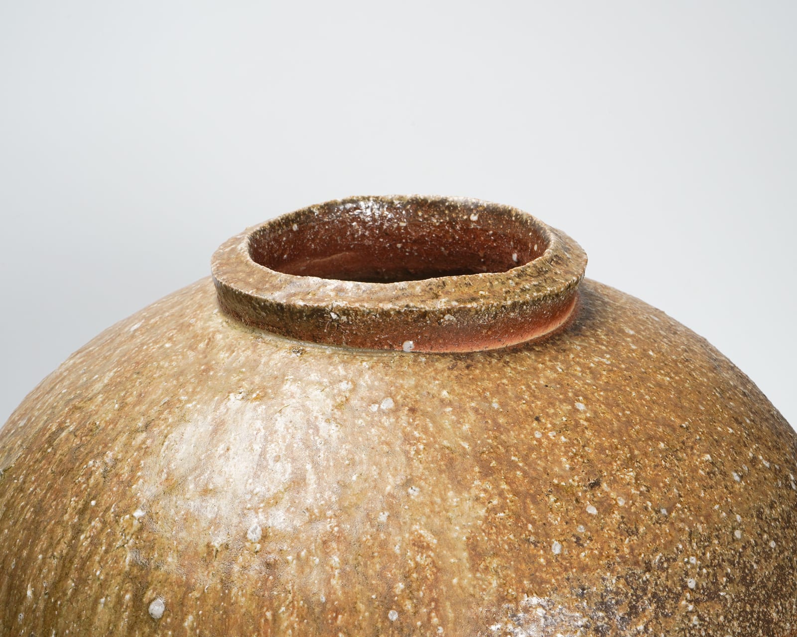 Kohara Yasuhiro 小原康裕, Large Shigaraki Jar, 2025