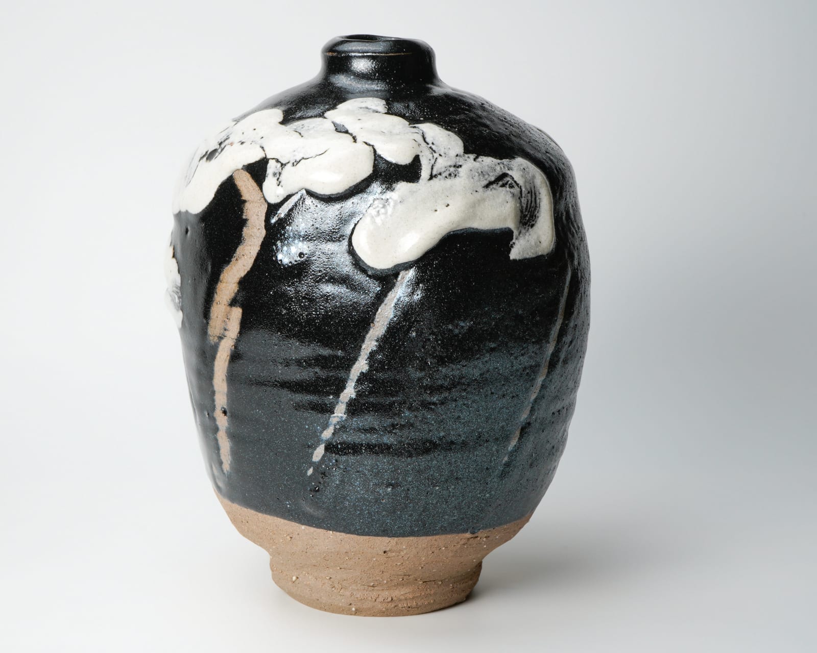 Shimizu Uichi 清水 卯一, Flat jar with white glaze on gloss iron glaze 鉄耀白流扁壺