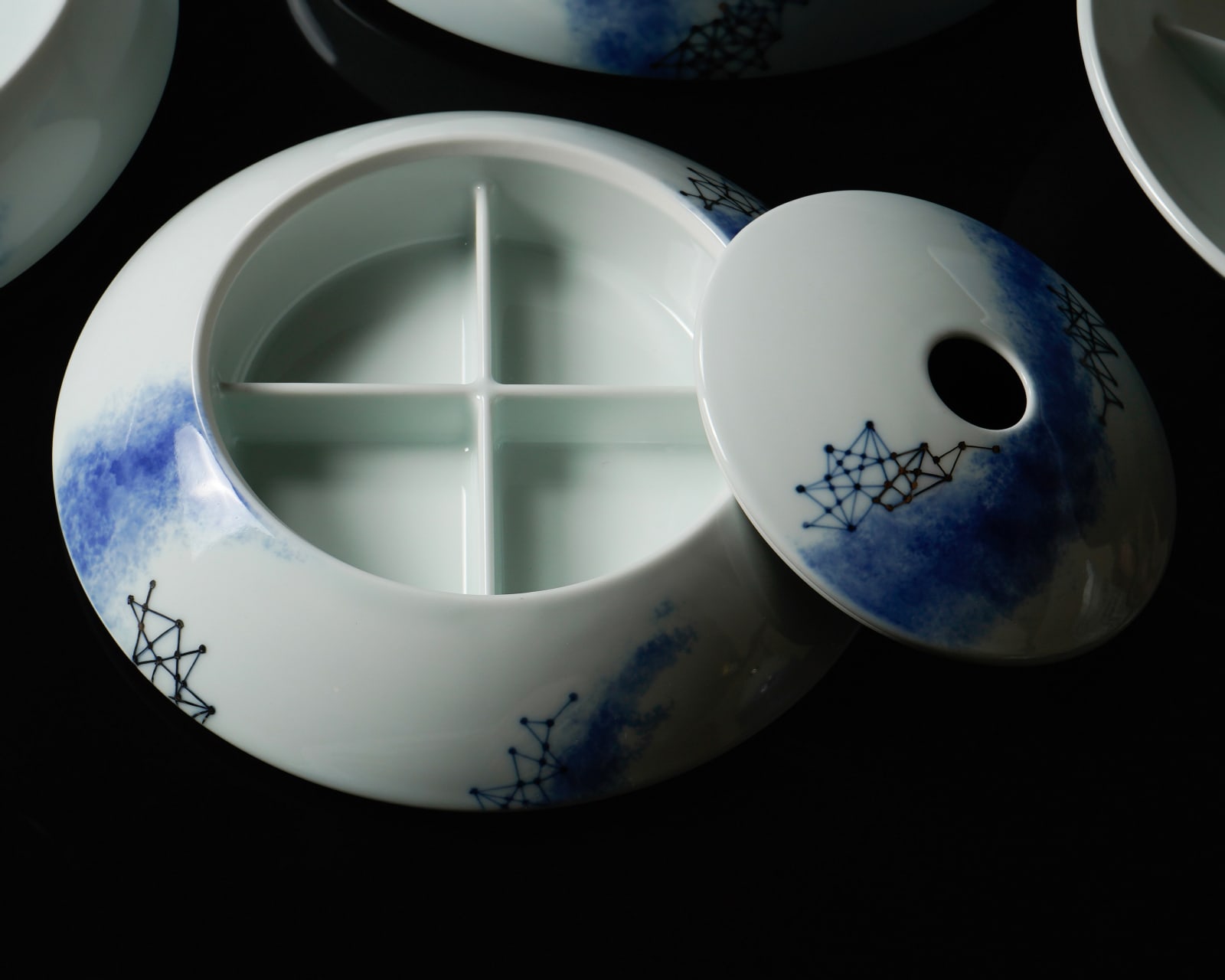 Terauchi Shinji 寺内信二, Five-tiered moon shaped box with galaxy design in gold and silver 金銀彩銀河文 珠型五段重, 2024