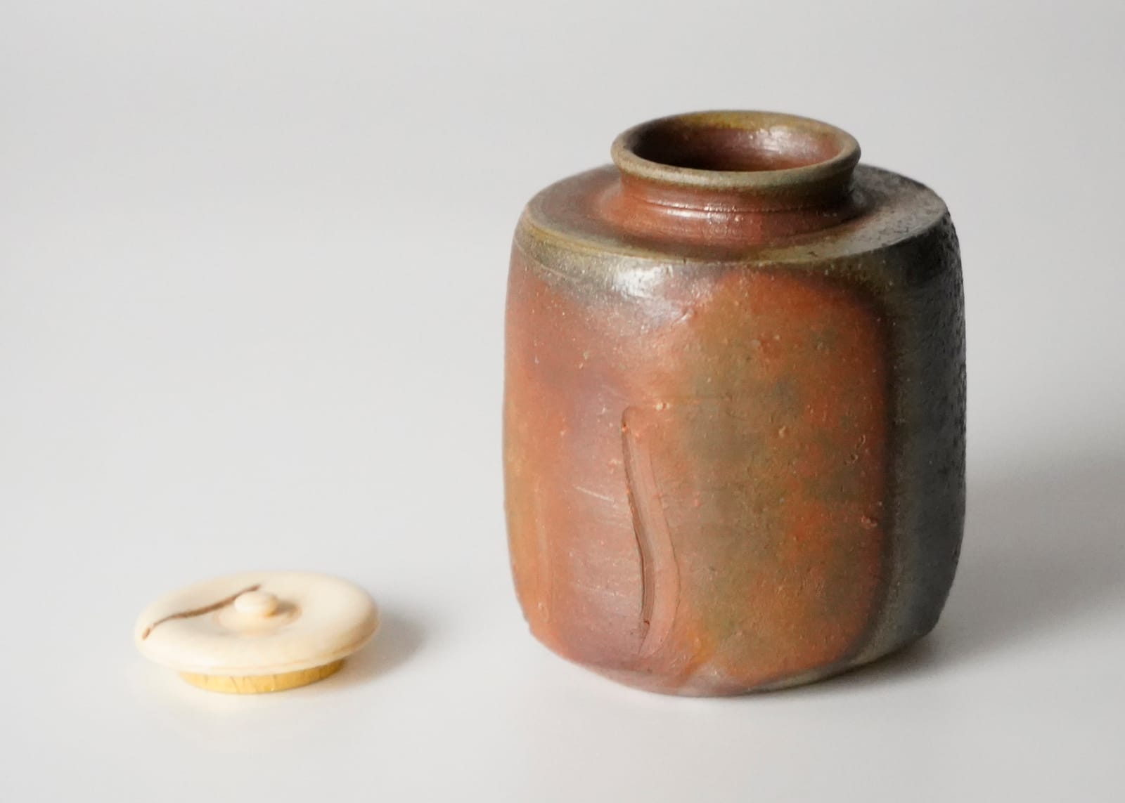 Isezaki Jun 伊勢崎淳, Bizen Tea Caddy 備前扁衛茶入