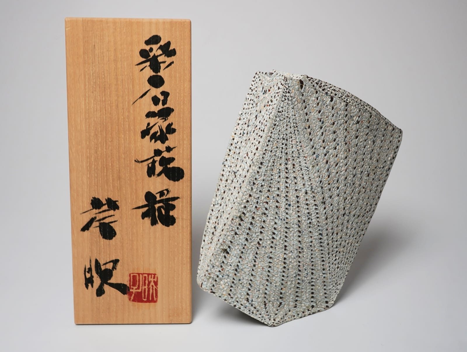 Kishi Eiko 岸 映子, Flower Vessel 彩石象嵌花