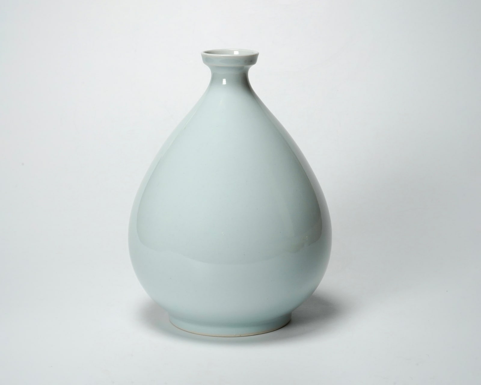 Ahn Dong-Oh 안동오 (An Togo 安東五), Flower Vase 白磁瑠璃釉瓶